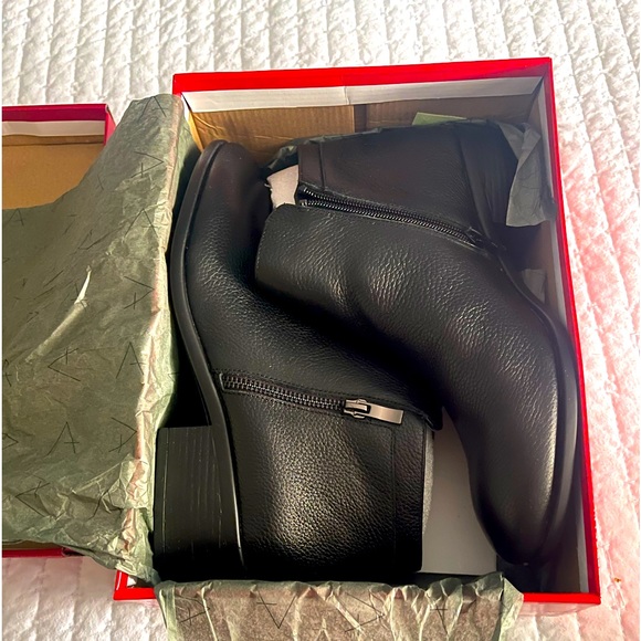 Black leather ankle boot by Aerosoles - Picture 1 of 8
